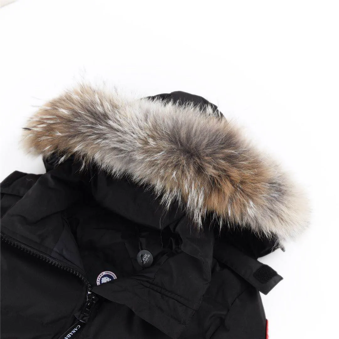 P760 Canada Goose Canada Goose #Mystique 3035LB extended parka down jacket/22 styles #women# ➖ Genuine synchronous anti-counterfeiting chip sensor! ➖ Imported 21-count polyester-cotton blended original fabric [last year’s 16-count/18-count hard fabrics have been completely eliminated, this year all use 21-count genuine synchronous fabrics, the soft mid-strap feels delicate and textured], genuine synchronous Feather-Light 10D waterproof coating fabric, made of 84.5 polyester fiber and 15.5 cotton, 100% the best feel in the entire network! ➖ The genuine official website is synchronized with the international standard 90 velvet! ➖ Using the best nylon lining with double double-layer sealing design, velvet-proof No. 7 needle + grid-filled down ready-made garments, there is 100% no so-called velvet running! ➖ The cuffs are designed with thickened seamless threads, and the collar and pockets are lined with top-quality polar fleece to keep you warm and comfortable! ➖ Yoshida YKK provides original custom-made electroplated sliders. YKK two-way lockable zippers are tight and smooth and will not peel off paint! ➖ 3M composite guarantees that the Velcro is the same as the original, durable, and all accessories and hardware are custom-made! ➖ Imported BEHRINGER embroidery machine to customize the 10,000-needle embroidery logo, 98% of which can be reproduced to restore the original logo. You can check and compare on the official website! ➖ The fur collars are all made of large pieces of Western Canadian blue wolf hide, ensuring that each fur collar is 13-15cm wide!  ⛔No slander, no exaggeration, professionalism because of focus!  SIZE: Purchasing agent grade: S M L [Attached: size chart] SIZE: Genuine grade: XXS XS S M L XL [Attached: size chart]